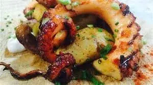 POULPE AUX MOUSSERONS ET TOMATES CONFITES